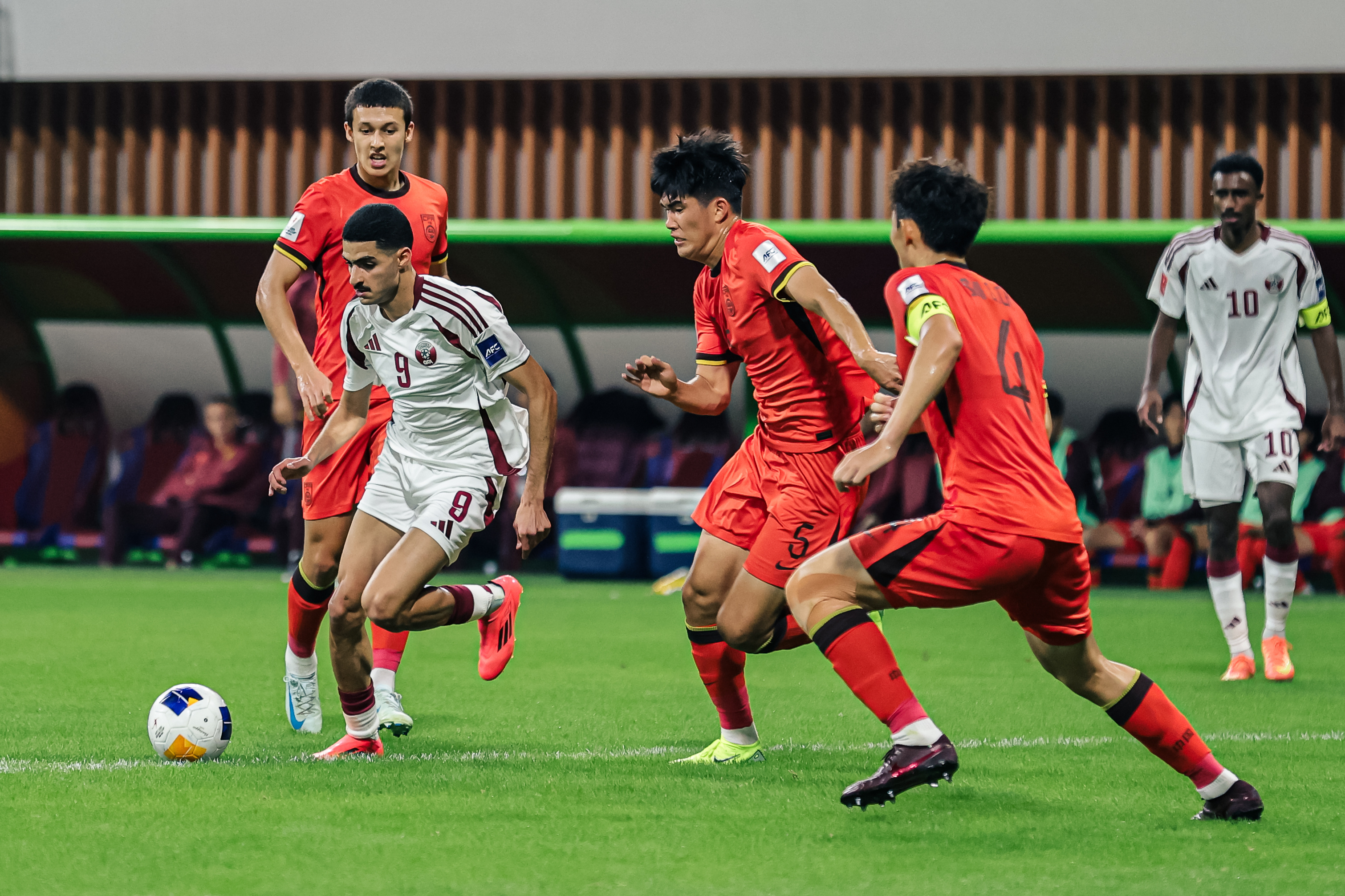 AC米兰发布备战花絮，赛前绝杀压哨，葡超任务艰巨，年轻球员得到机会(美对华极限施压中方强势反击)