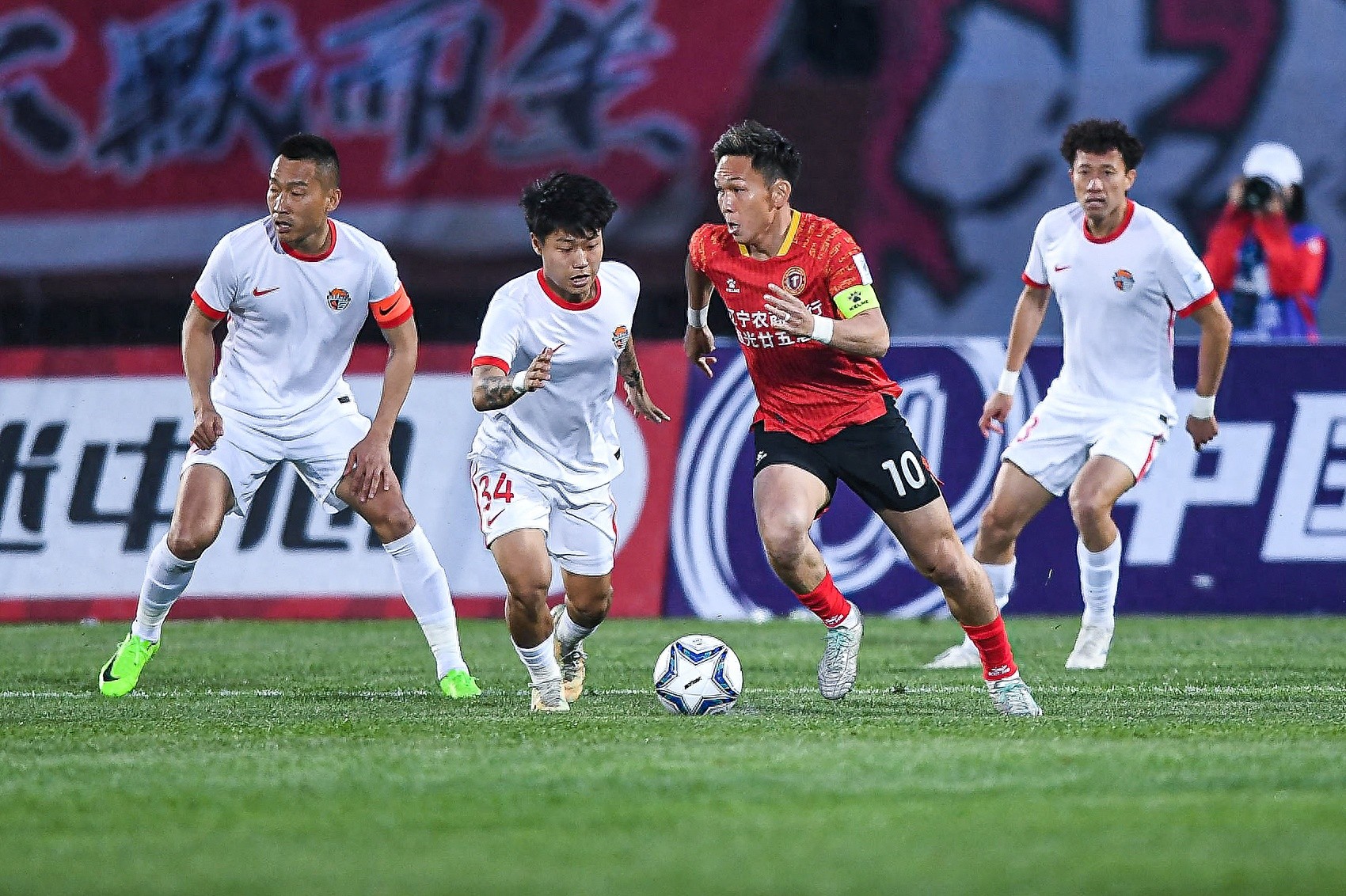 包含转会期武汉三镇调整名单以备CBA季后赛；再遭质疑环节打磨；媒体盛赞；心理建设被强调的词条